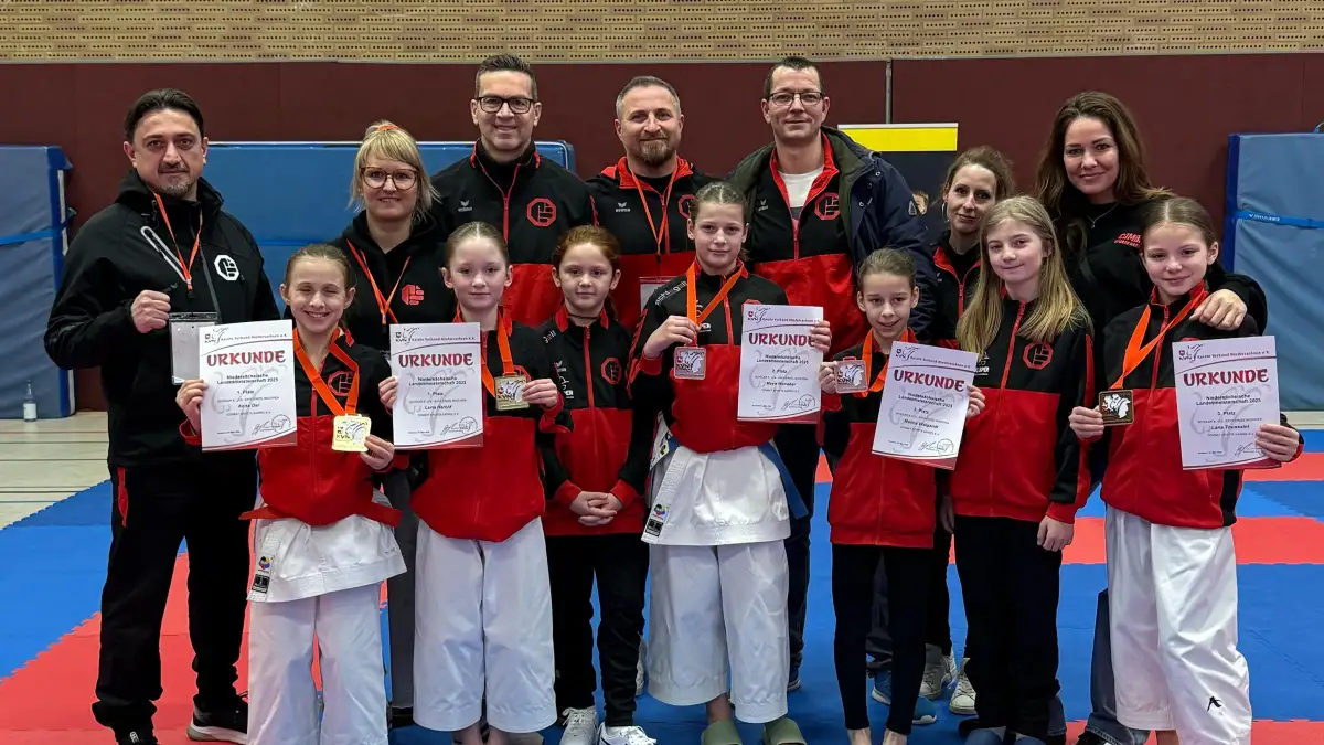 2025-03-14_strahlende-sieger-die-erfolgreichen-nachwuchs-karateka-des-combat-sports-garrel-gemeinsam-mit-trainer 2025-03-14_strahlende-sieger-die-erfolgreichen-nachwuchs-karateka-des-combat-sports-garrel-gemeinsam-mit-trainer
